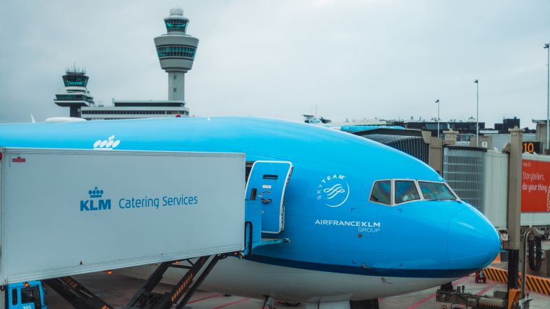 Genrebild över ett flygplan från KLM som tankas