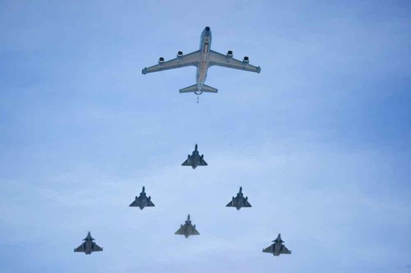 Kampfjets verfolgen Passagierflugzeug