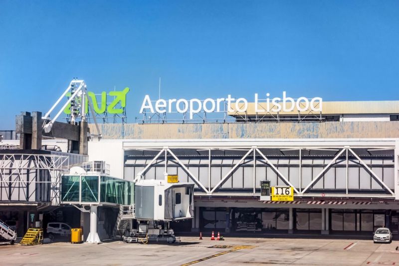 um portão do Aeroporto de Lisboa visto de fora