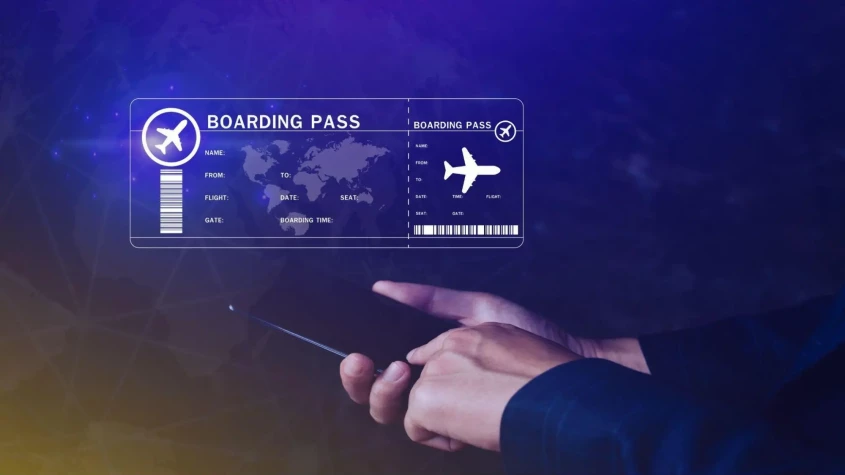 Genrebild över ett digitalt boardingkort och en man med en smartmobil i handen