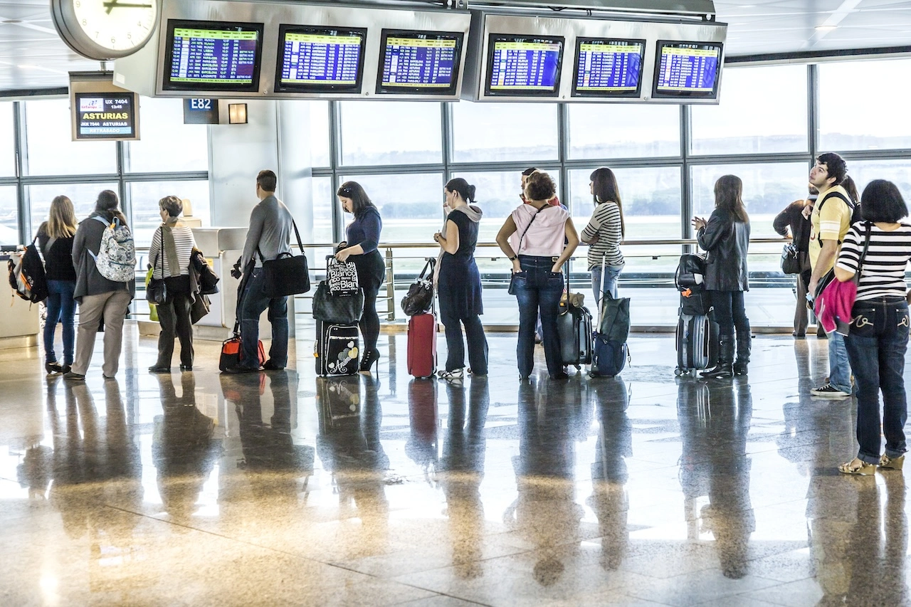 Pasajeros afectados por un retraso de vuelo esperando en el aeropuerto de Madrid-Barajas