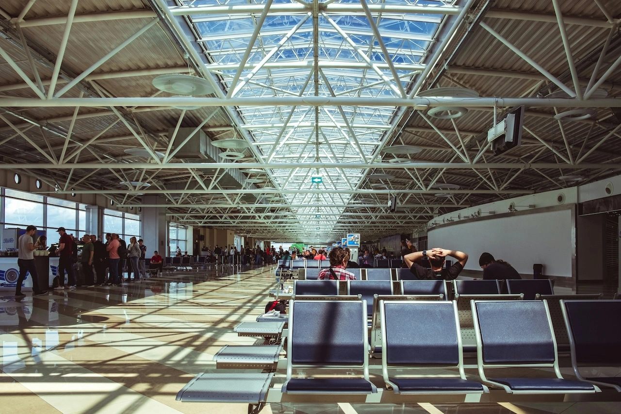Pasażer czekający na lot z lotniska w Kijowie