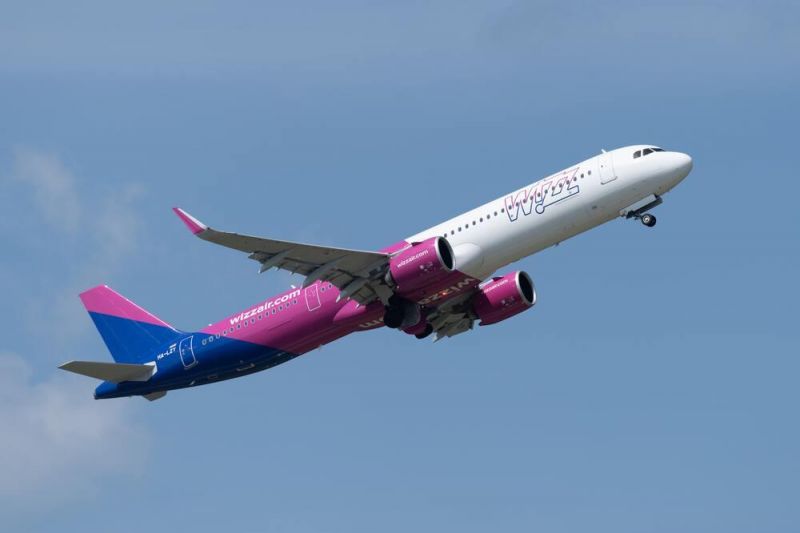 Avion al companiei aeriene Wizz Air în zbor