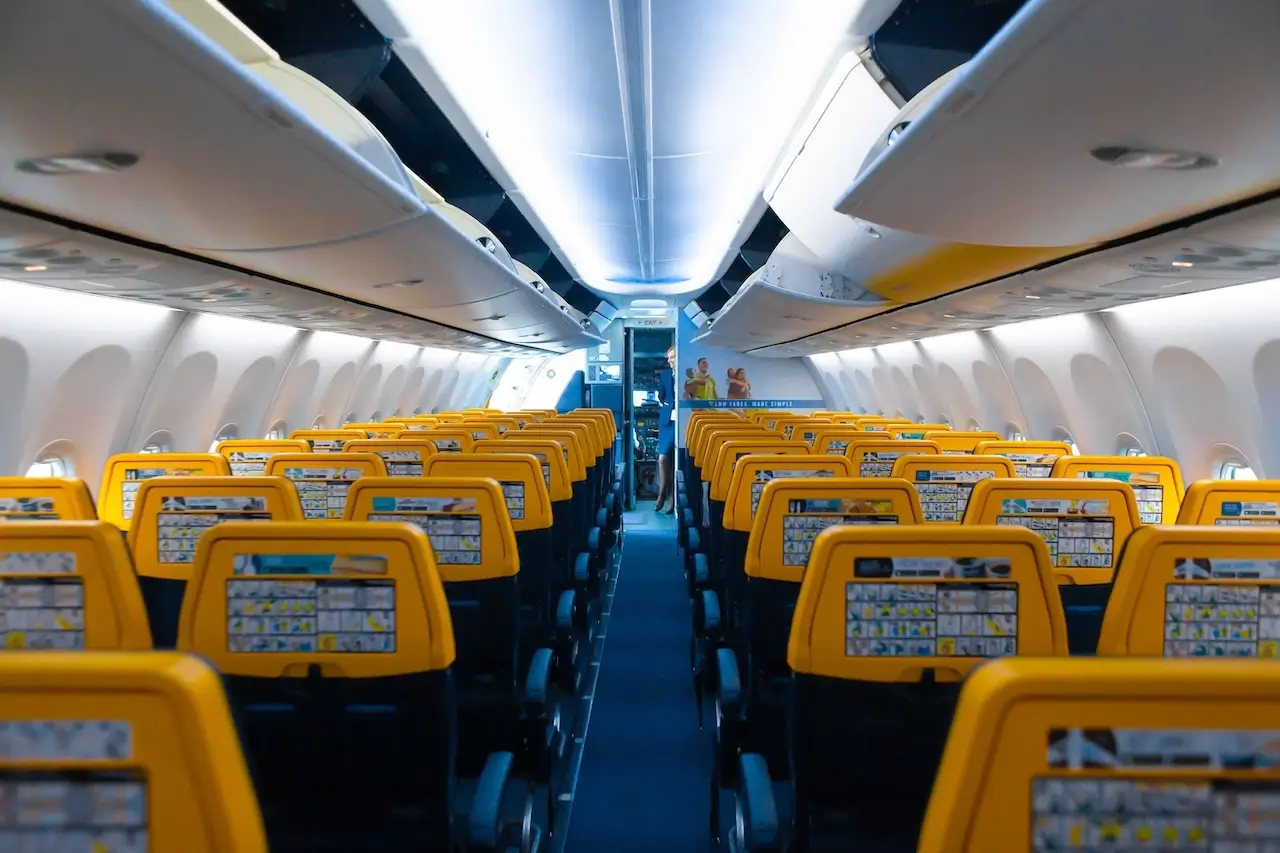 Interno di un aereo Ryanair
