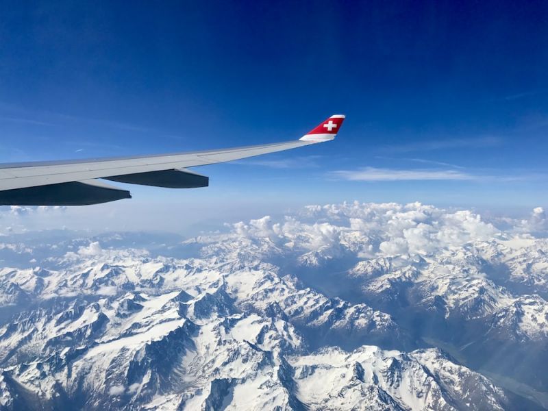 Samolot Swiss Airlines nad górami