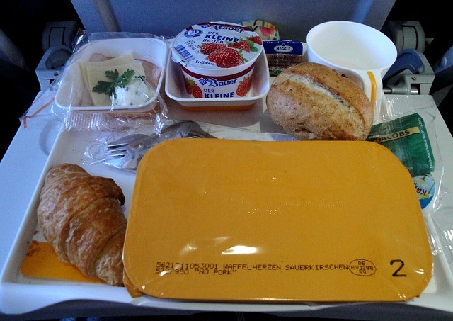 Tablett mit der Lebensmittelauswahl im Flugzeug 