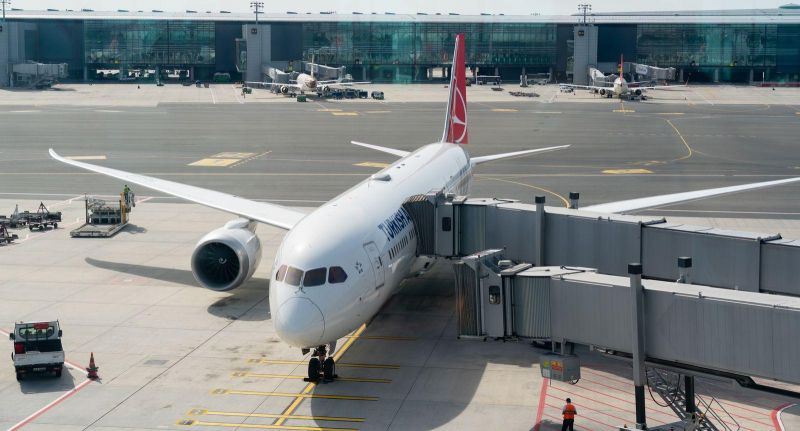 un avion Turkish Airlines parcat la poarta de îmbarcare