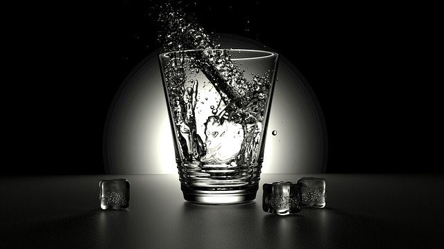 Wasserglas, daneben Eiswürfel