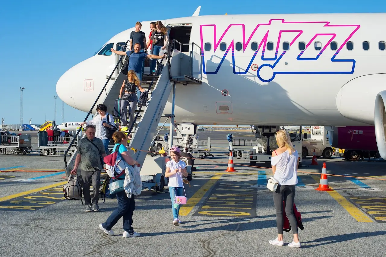 People Leave Wizz Air plane in Copenhagen