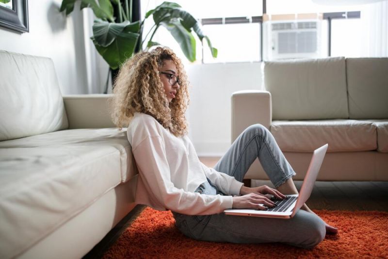 Young girl completing the refund form on easyJet official website