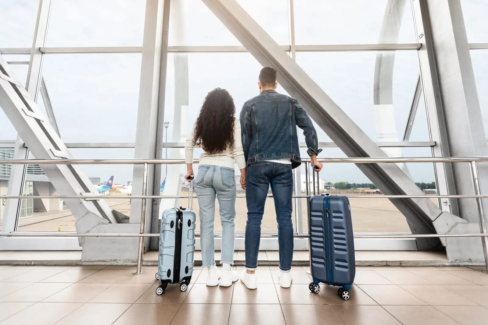 una pareja de viajeros en el aeropuerto