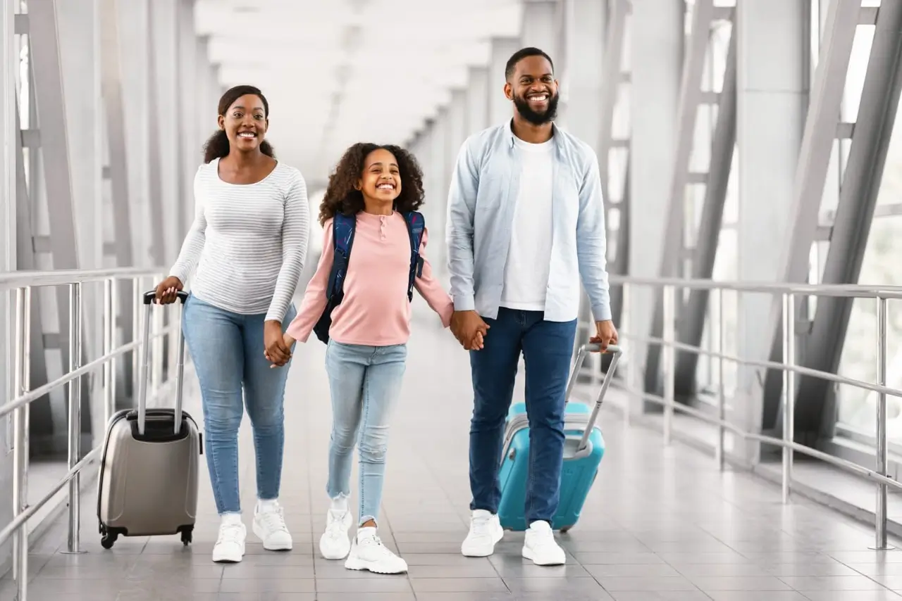 une famille de voyageurs dans un a&eacute;roport