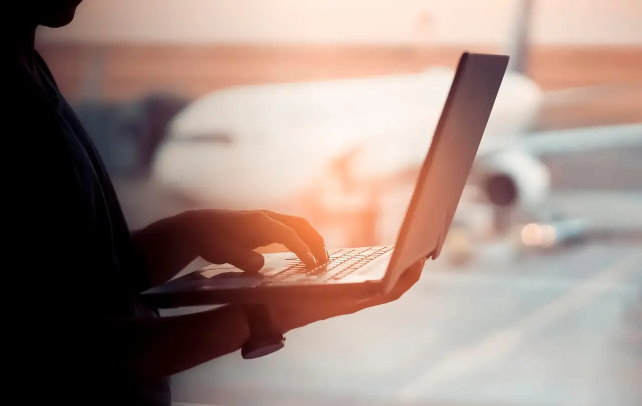 un hombre trabajando en su pc en un aeropuerto