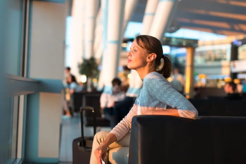 une passag&egrave;re dans un a&eacute;roport
