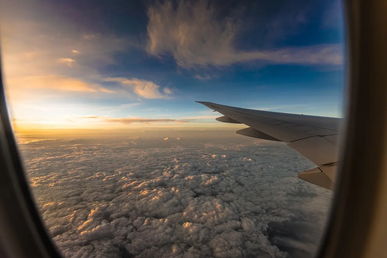 uma vista do céu através da janela do avião