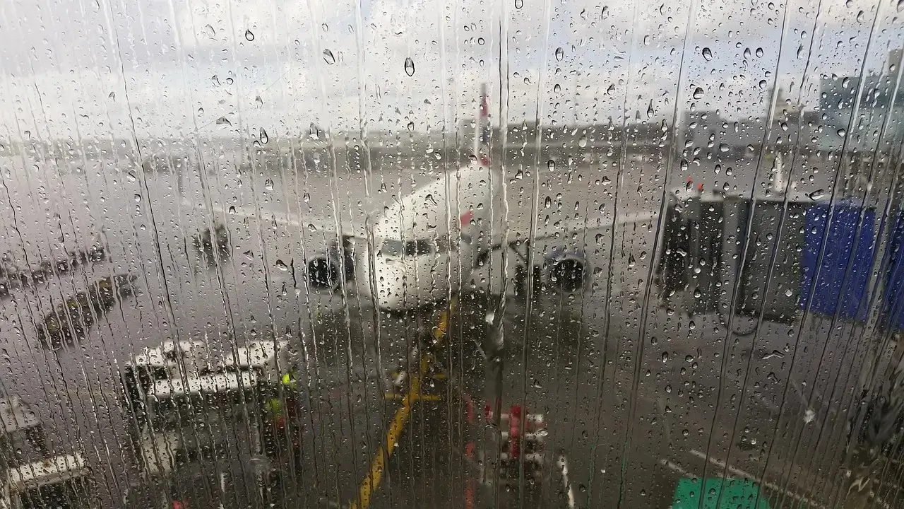 a vista da pista atrav&eacute;s da janela do aeroporto