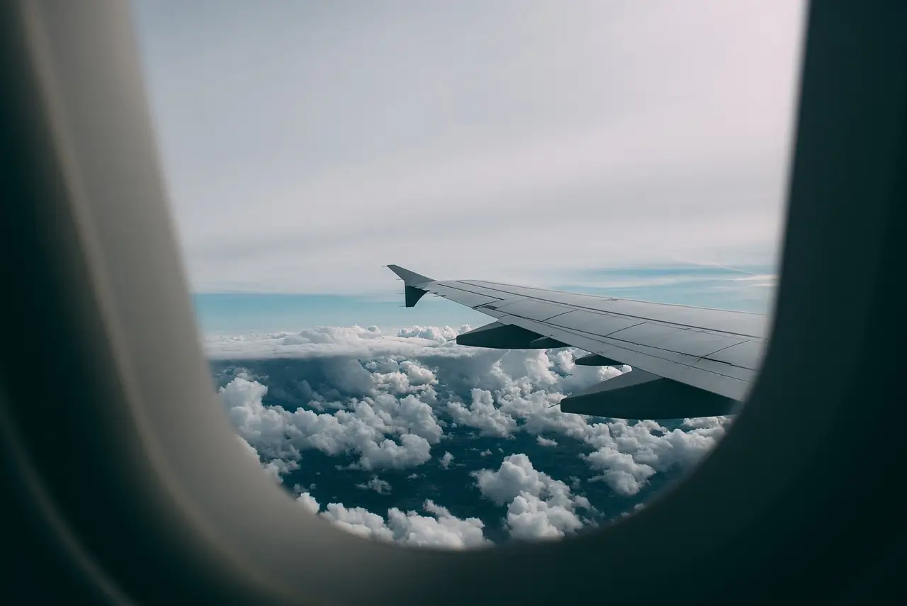 la vue du ciel à travers le hublot de l'avion