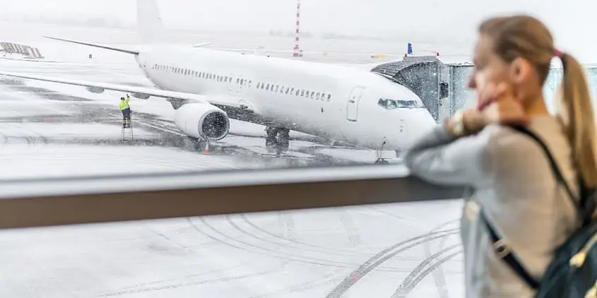 uma mulher no aeroporto
