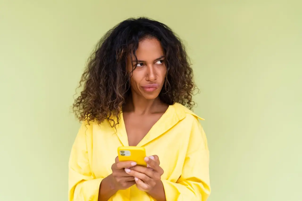 una mujer sostiene un teléfono
