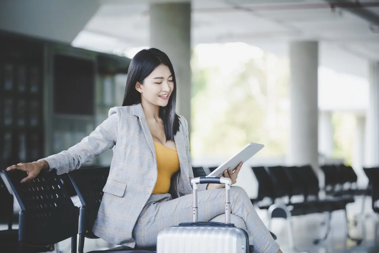 una mujer mirando su mesa en el aeropuerto