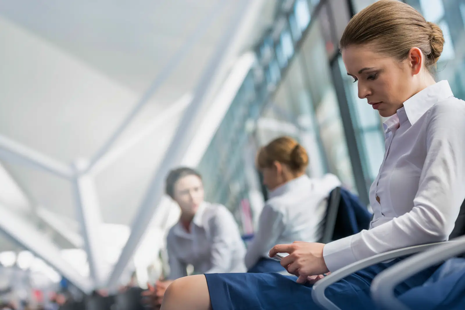 En kvinde sidder i en lufthavn