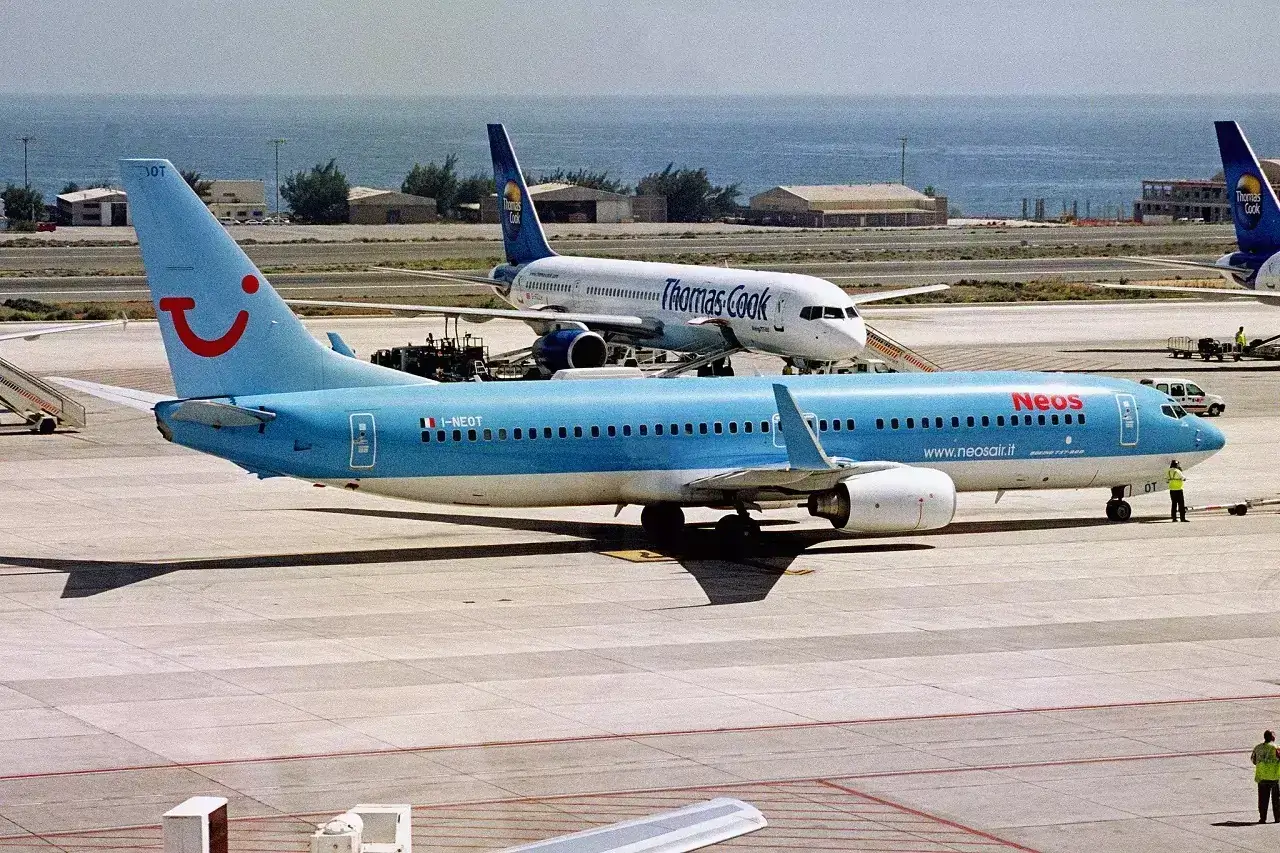 aereo della compagnia aerea neos che si prepara per il volo