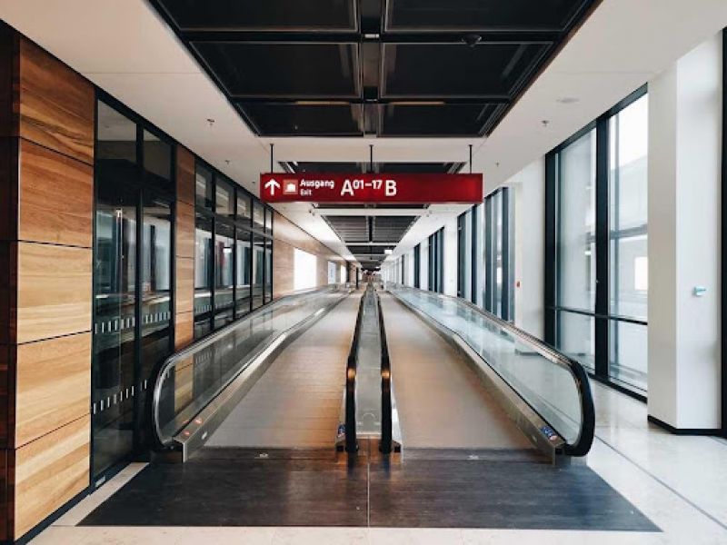 Cinta transportadora vacía en un aeropuerto debido a las cancelaciones por coronavirus