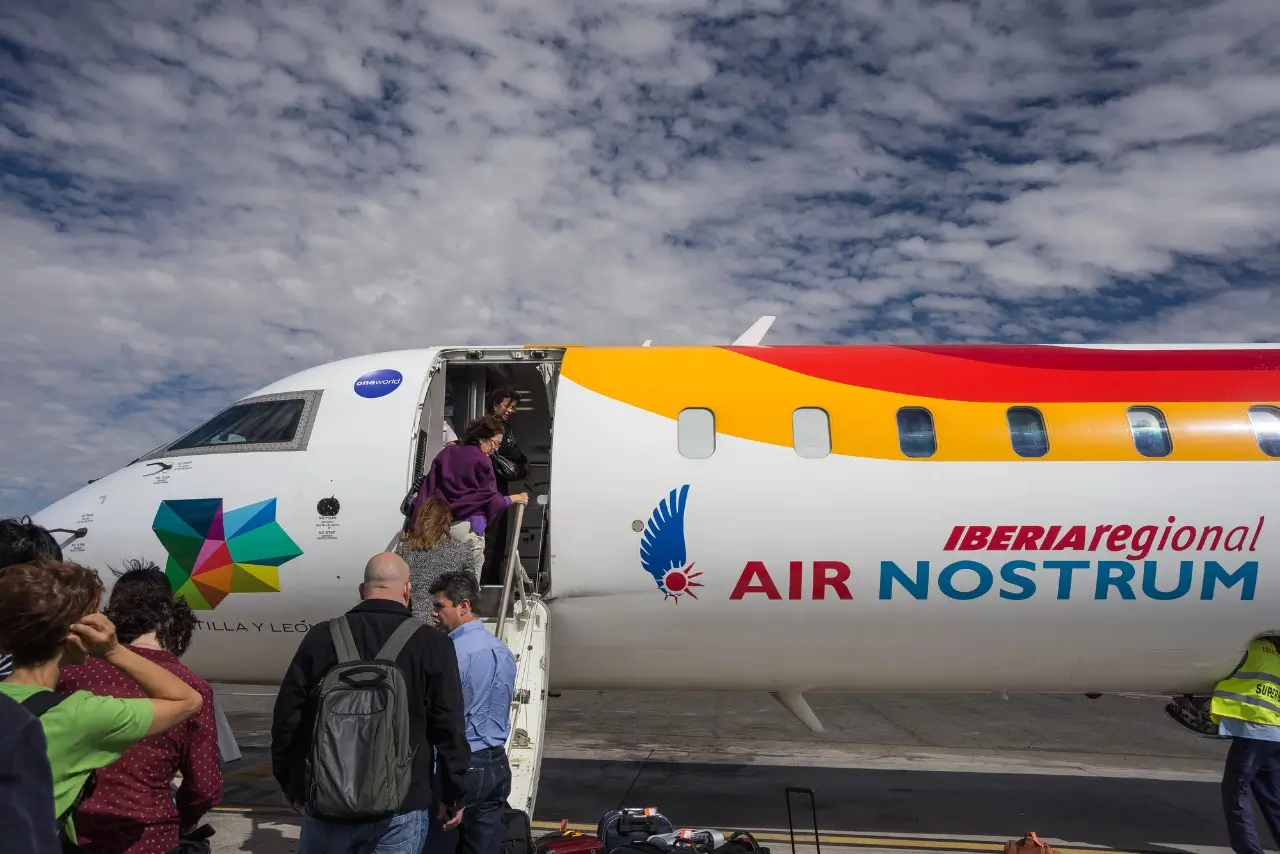avión de air nostrum en la pista