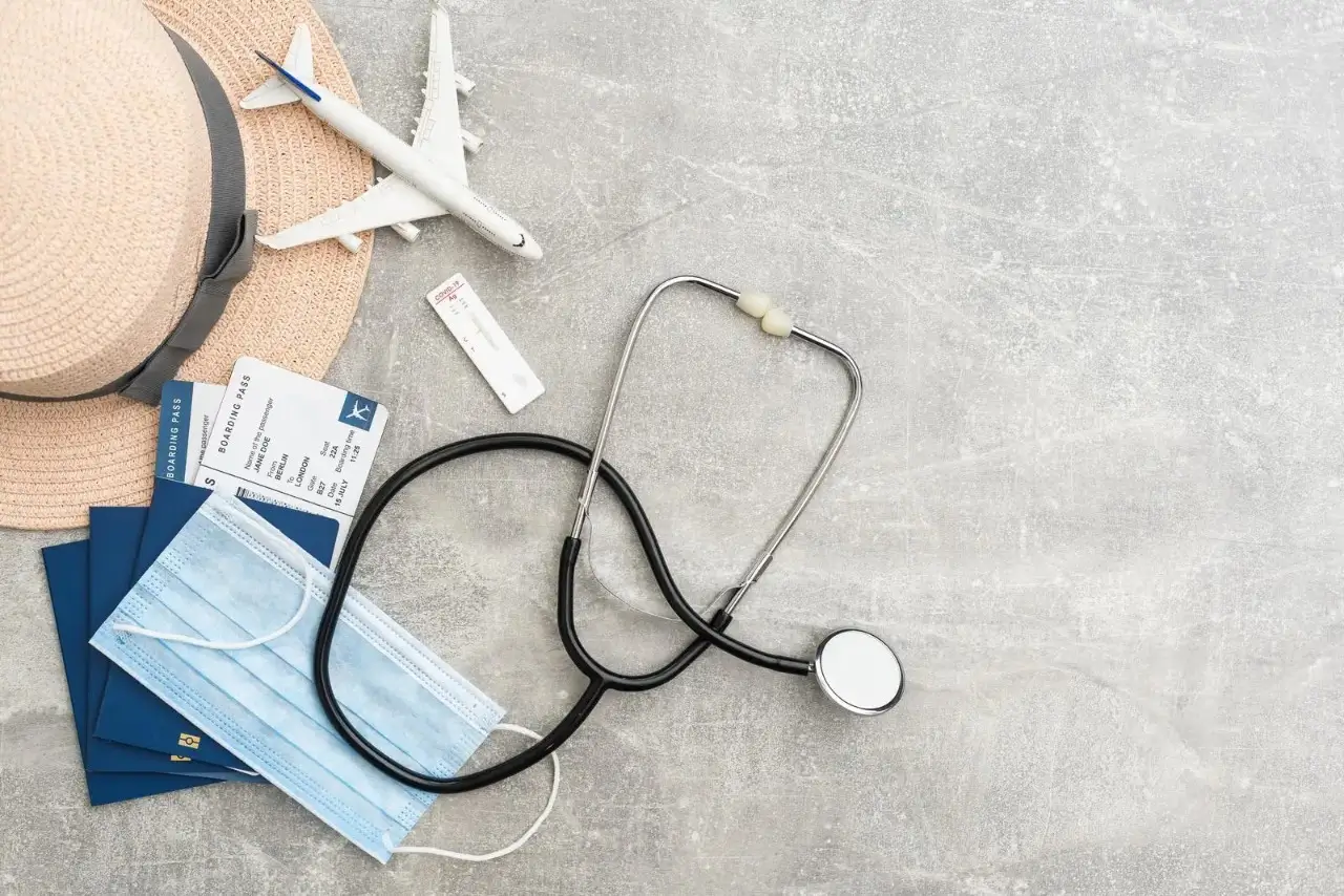 un masque avec des billets d'avion et passeport