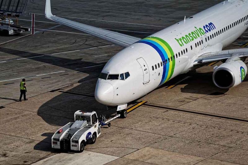 Avión en pista afectado por cancelación de Transavia