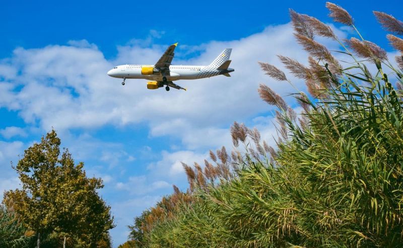 Avión aterrizando por la cancelación de vuelos de Volotea por huelga de aerolíneas
