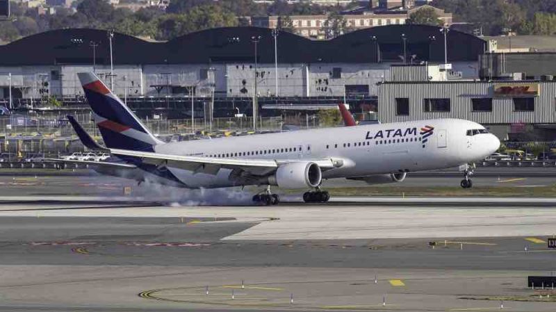 Avión despega con retraso de vuelo Latam