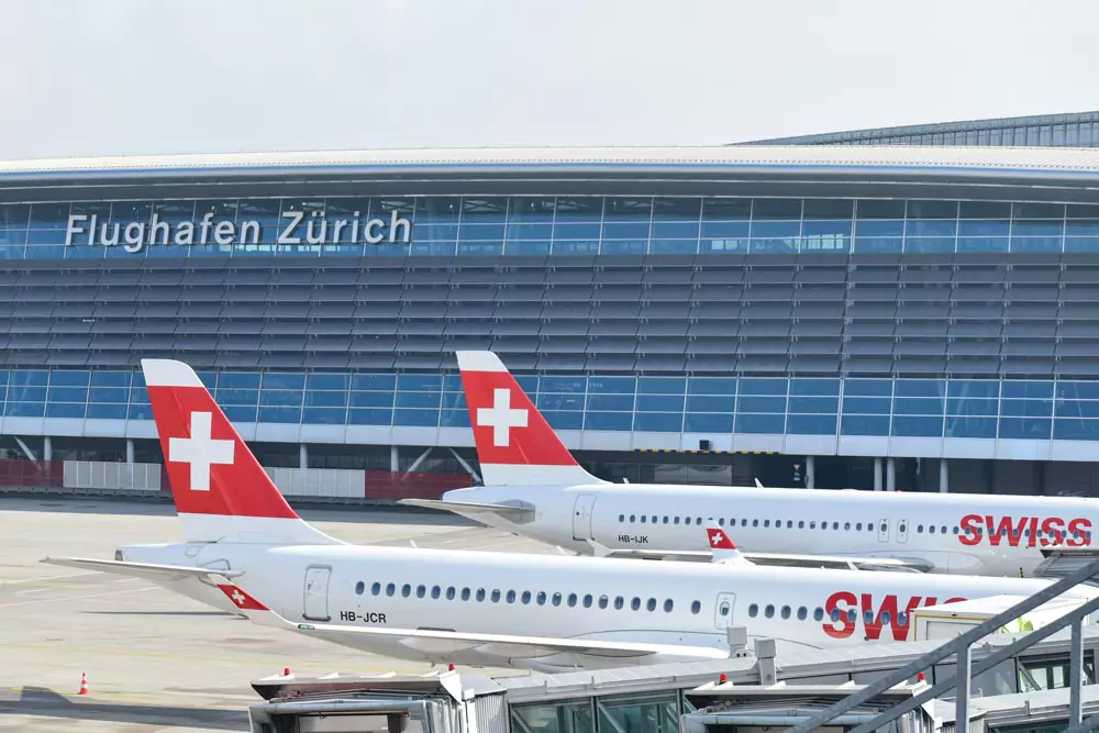 avion de la aerolinea suiza en el aeropuerto
