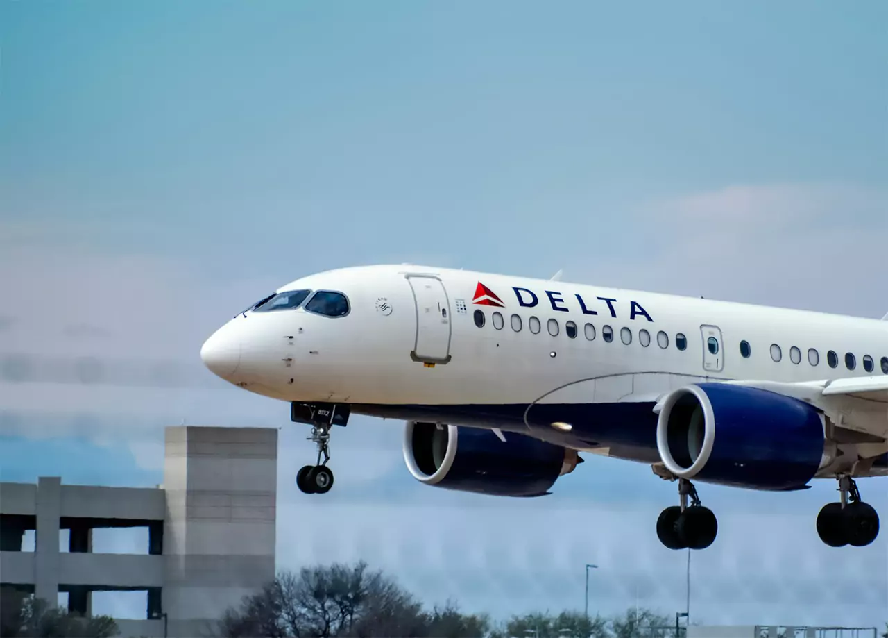 avion delta airlines embarque en el aeropuerto