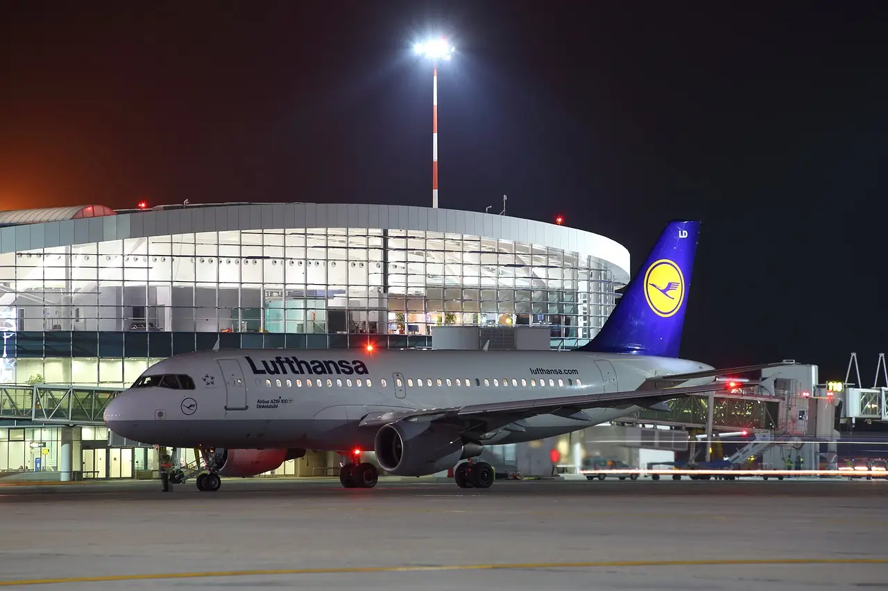 un avión en la pista