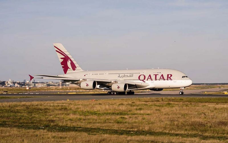 Avión en pista del aeropuerto por retrasos de Qatar Airways