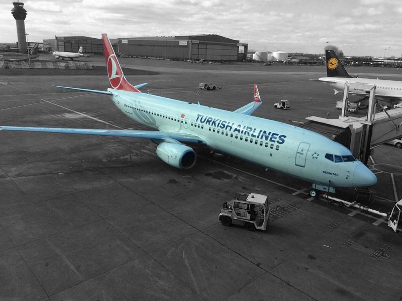 Avión parado en pista de Turkish Airlines por cancelaciones de vuelos