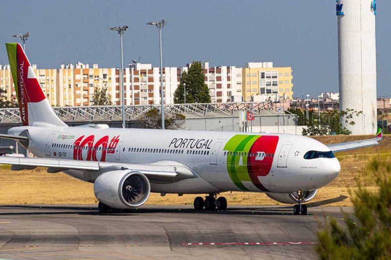 Avión en tierra de Tap Air Portugal llegando con retraso