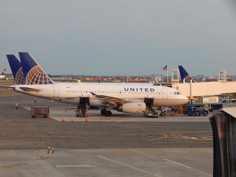Avión parado de United Airlines por cancelación de vuelos