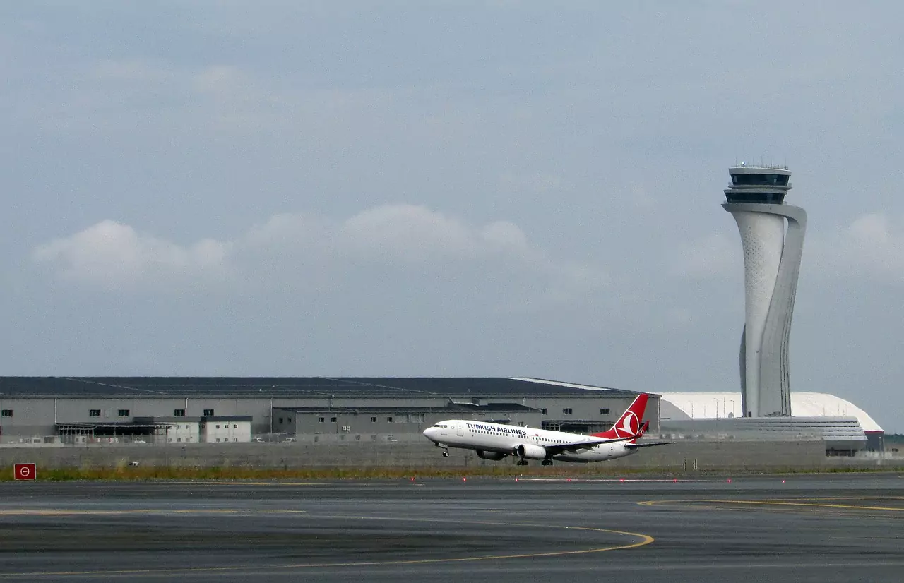 avionul Turkish Airlines care decoleaza
