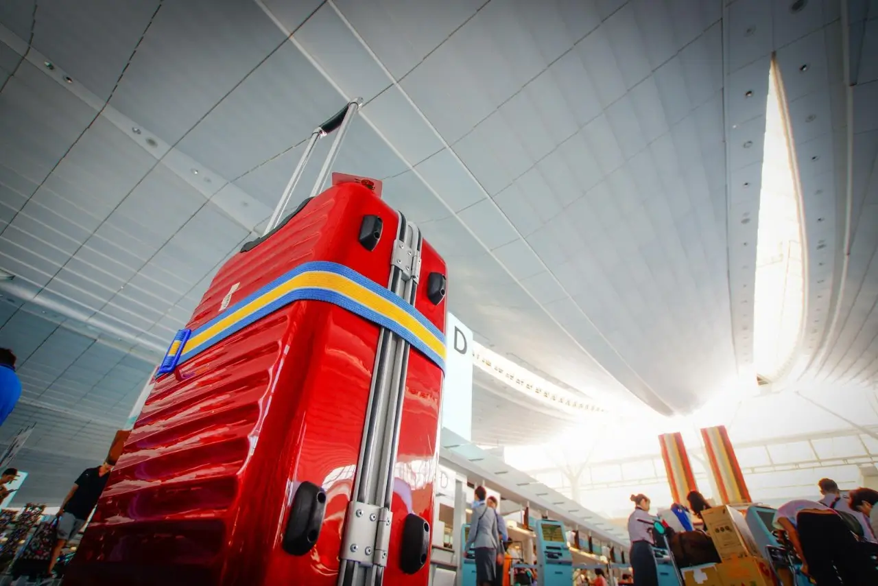 una maleta roja en un aeropuerto