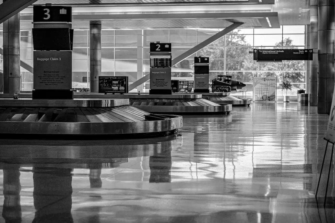 Benzi de revendicare a bagajelor goale &icirc;ntr-un aeroport internațional