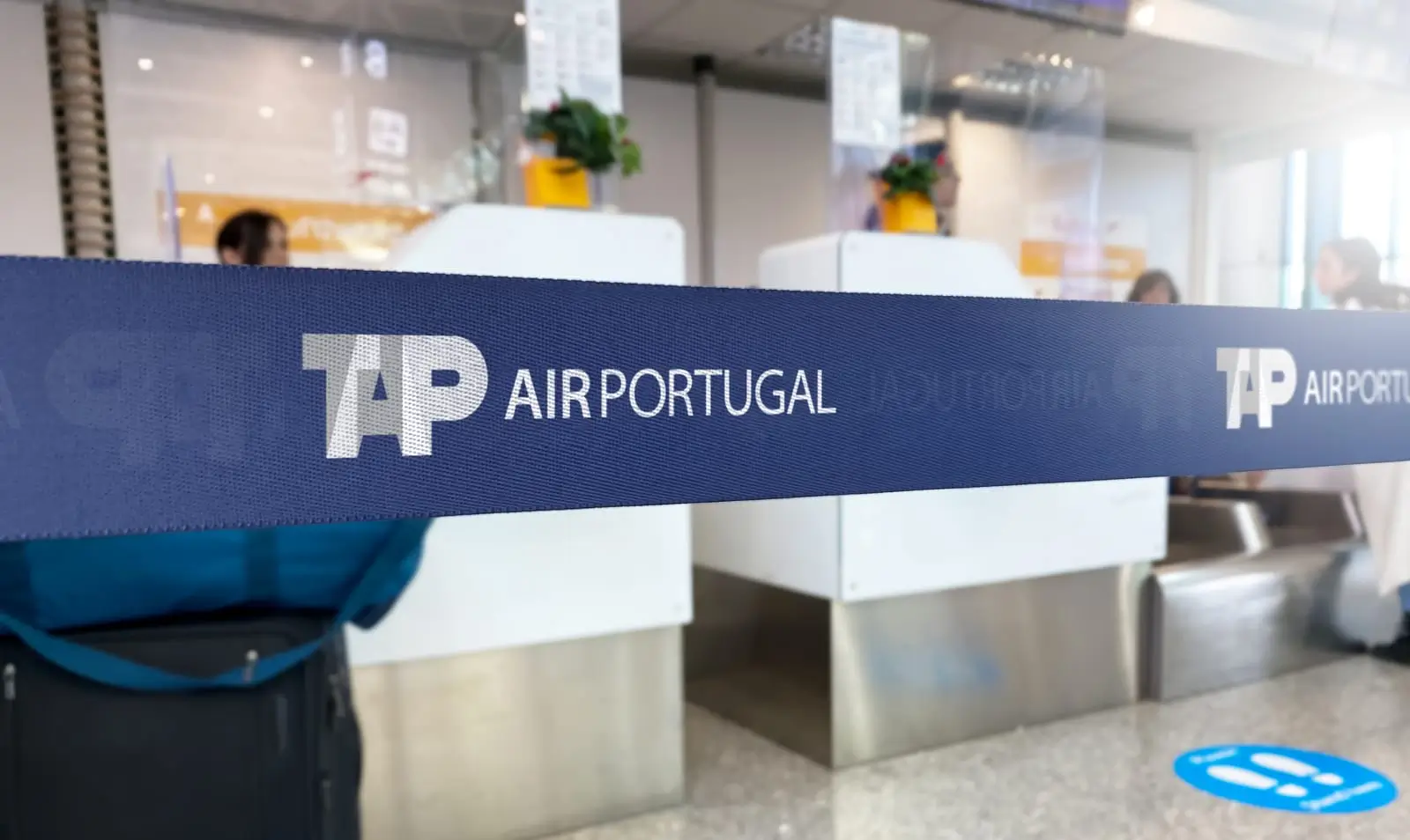 barreira retr&aacute;til azul com cinto e log&oacute;tipo branco Tap Air Portugal