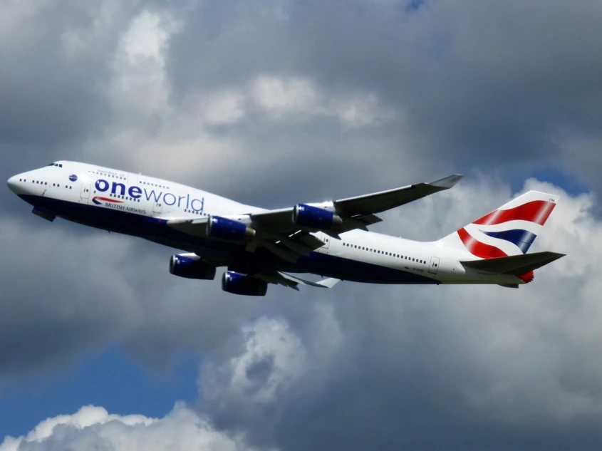 British Airways Flugzeug von unten im Himmel