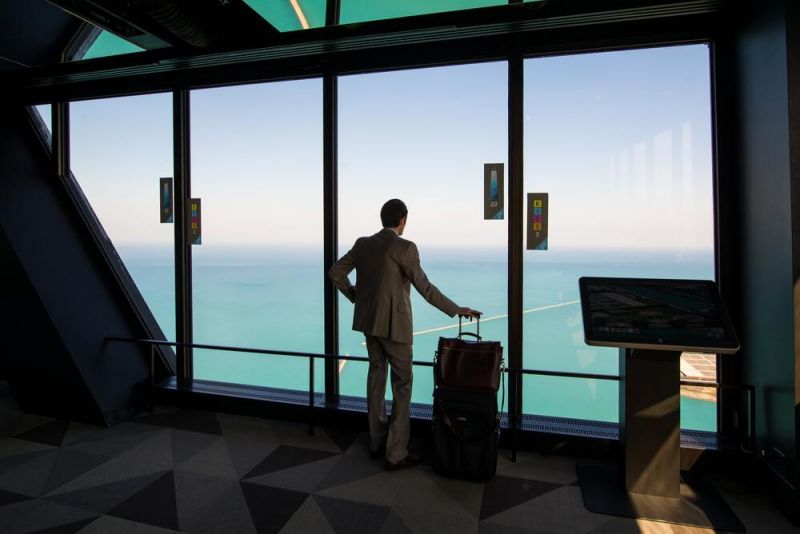 az egyik üzleti utazó, aki a repülőtér ablakán kívül néz