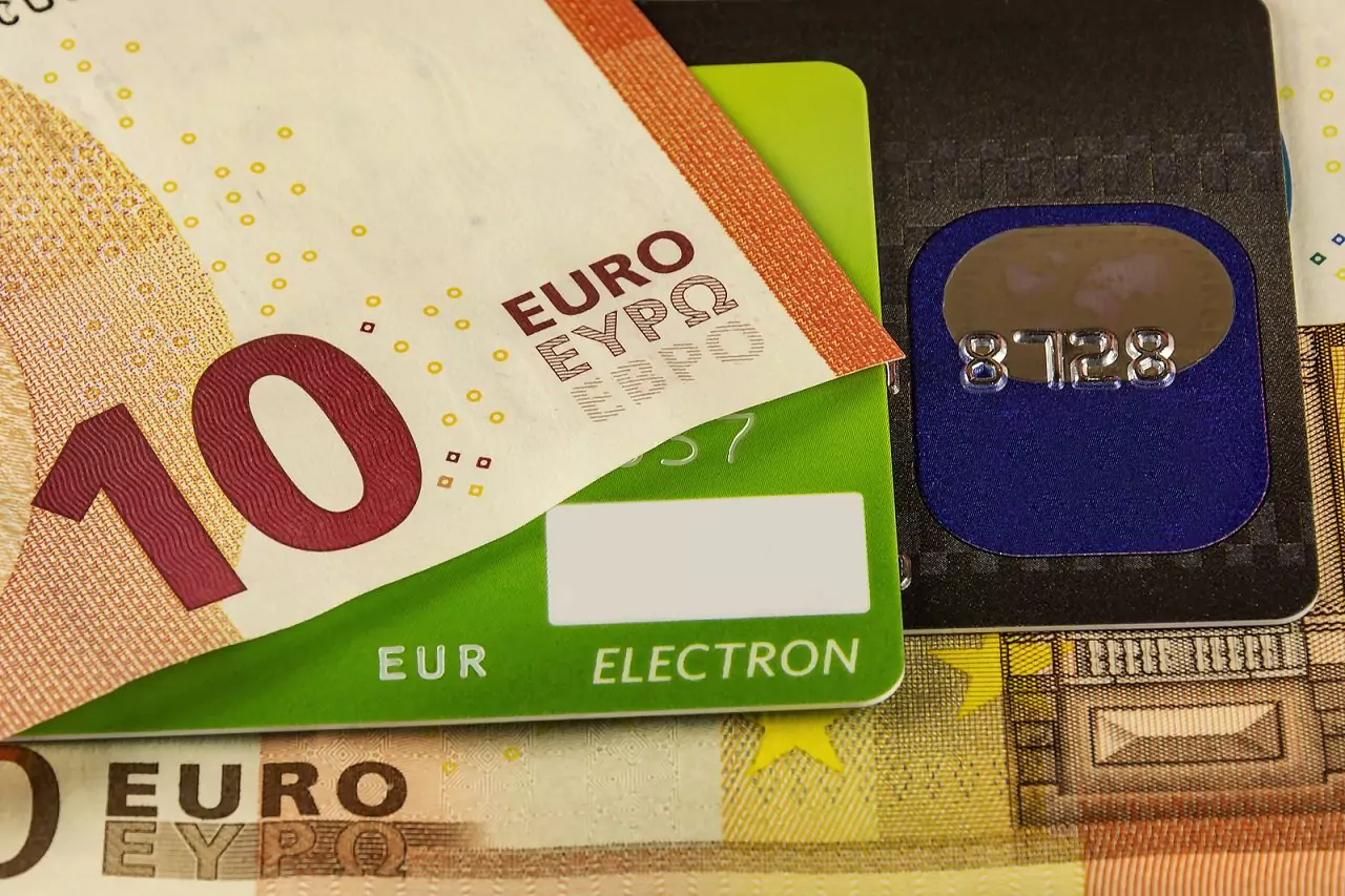 Card Bancar si Numerar