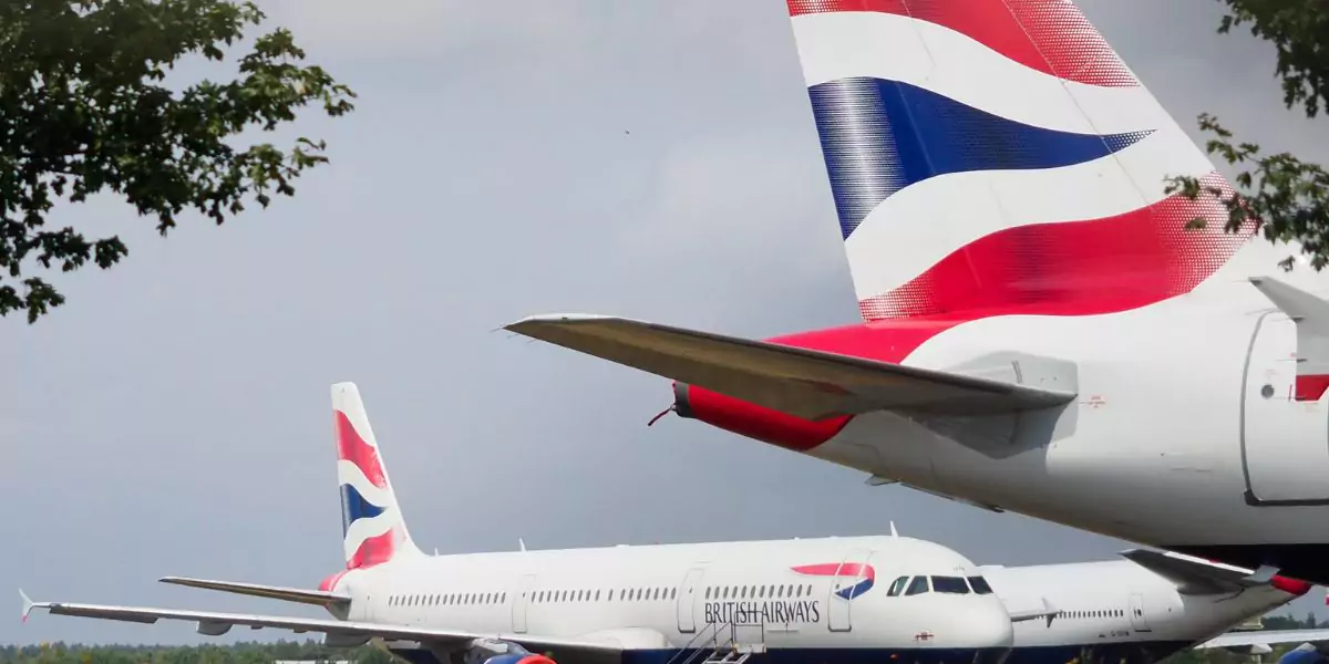 cauda de avião com bandeira britânica British Airlines