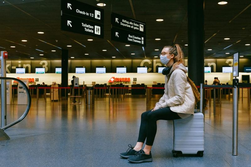 Chica esperando un vuelo que ha sido retrasado