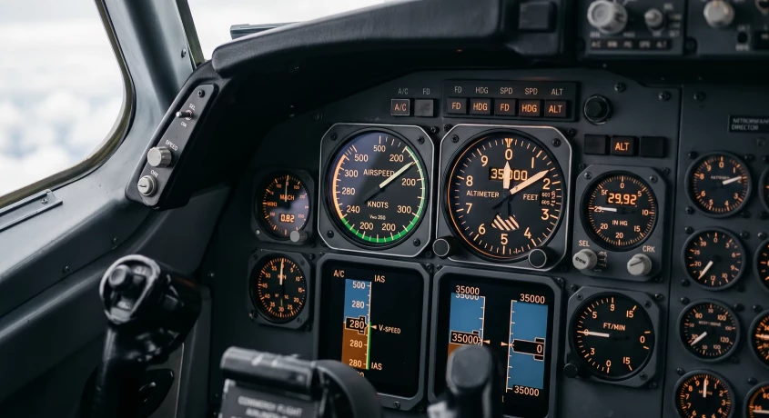 Billede af et fly cockpit