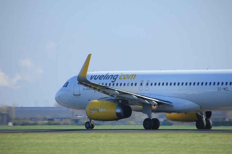 vueling airlines carry on size